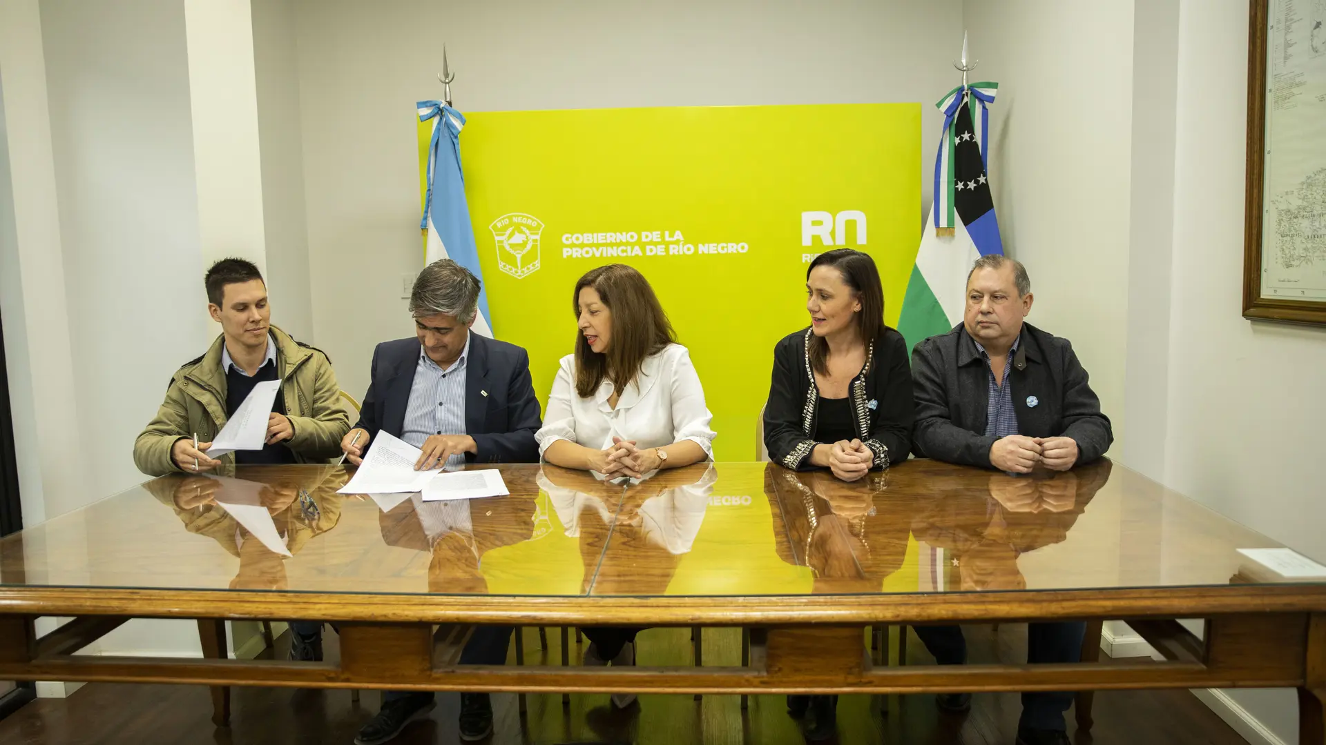 Carreras firmó el contrato para la ampliación del Penal 2 de General Roca